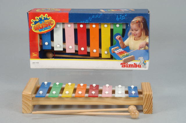 Dětský dřevěný xylofon s kovovými klávesami