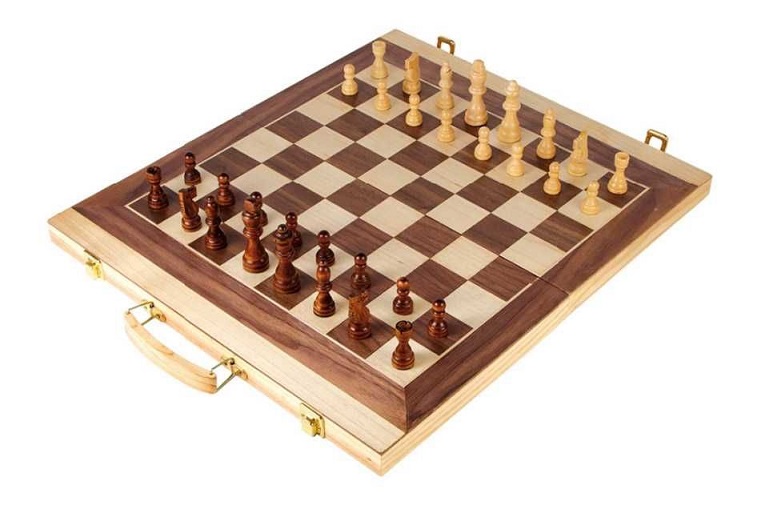 Dřevěné šachy set v kufru