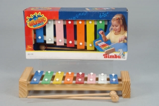 Dětský dřevěný xylofon s kovovými klávesami
